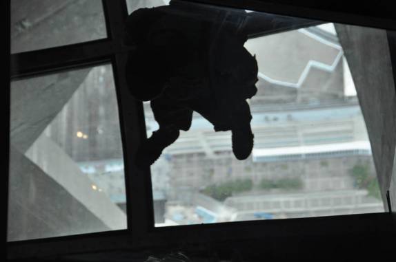 Sobre uma placa de vidro, a 350 metros de altura, 'flutuando' sobre Toronto, no Canadá, na CN Tower